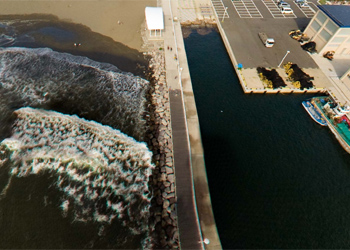 空撮による防波堤の波消し効果の確認